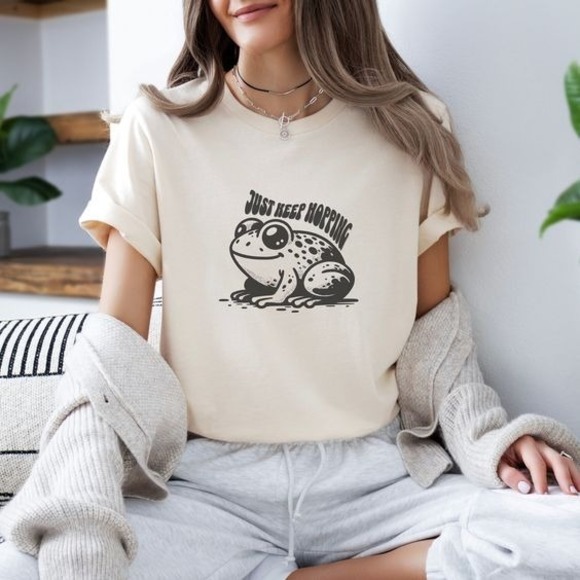 Frog Shirt, Gift For Frog Lover, Cute Frog Tee, Retro Frog Unisex T-shirt - Picture 1 of 4